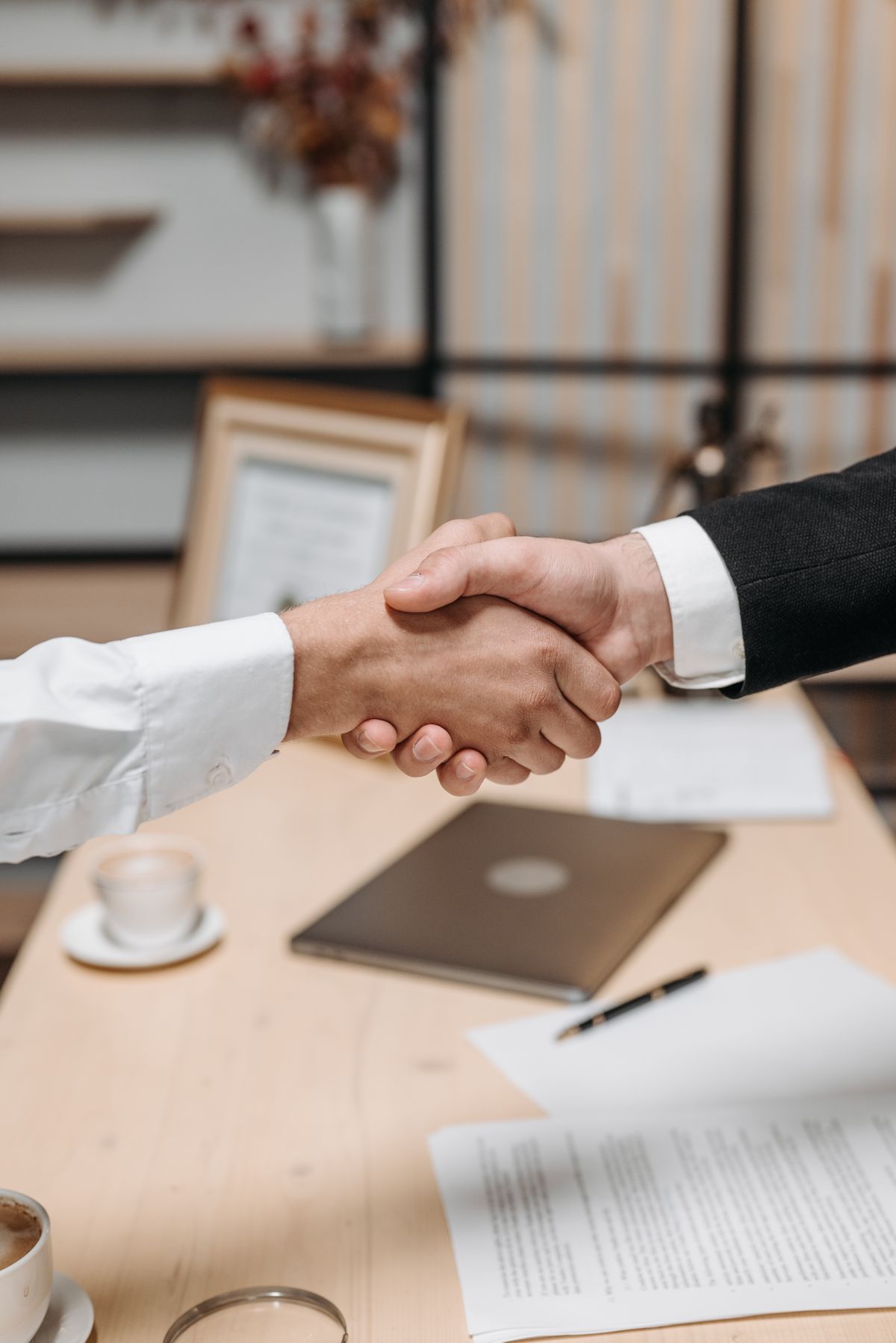 Business handshake symbolizing the trust between investors and Ecadros